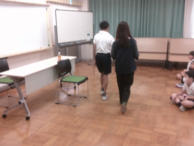 実際に、手引き誘導の支援を体験してます。