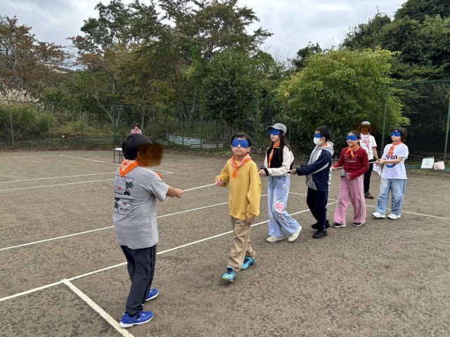暗闇での集団行動体験