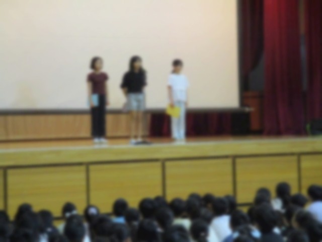 今学期のめあてを述べる5年生