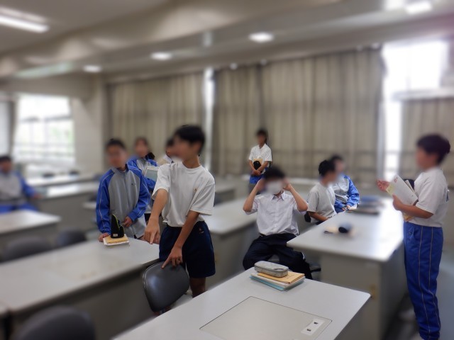 １年生の少人数授業での席替えの様子