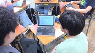 機材を共有し、発表を真剣に