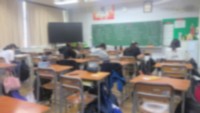 校庭でサッカー組と教室で勉強＆課題提出組で別れて