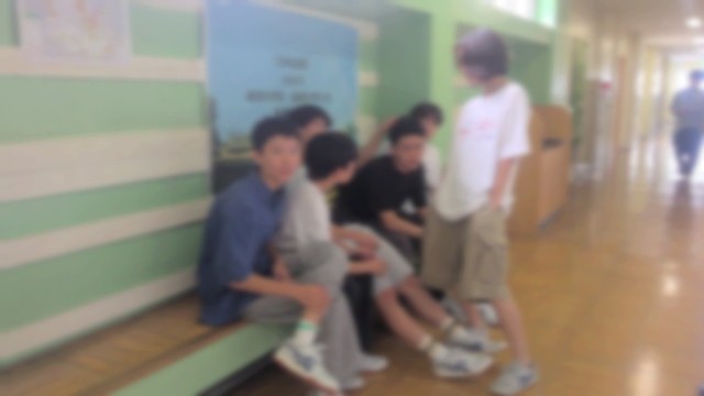 廊下のベンチで集まりお話タイム
