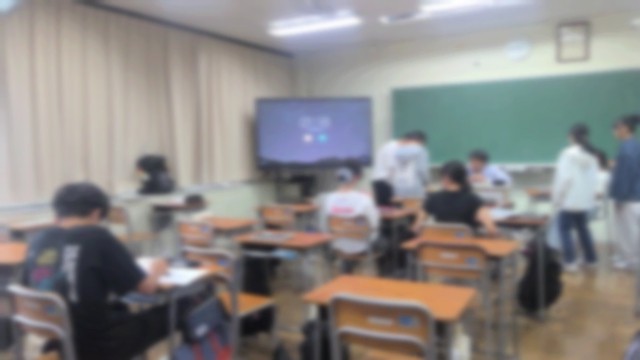 担任の先生の周りに集まる生徒たち