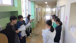 廊下で練習するC組