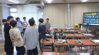 教室で練習するC組
