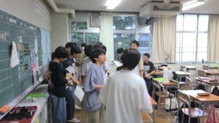 廊下で練習するB組
