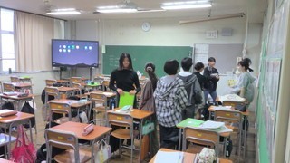 教室で練習するB組