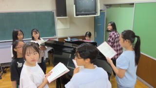 視聴覚室で練習するA組