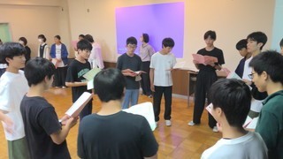 視聴覚室で練習するA組