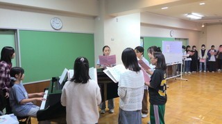 視聴覚室で練習するA組